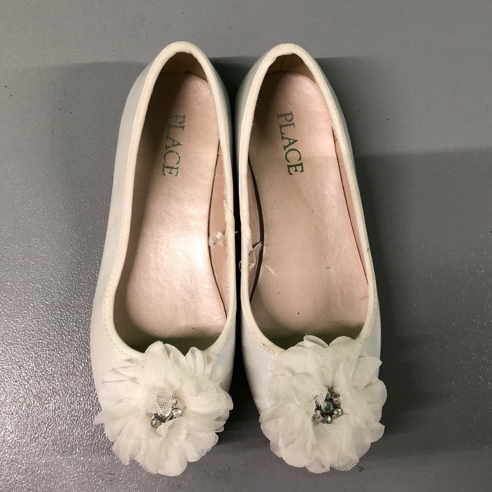 Girls size 13 White Children’s Place flats.